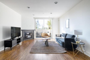 Brentwood 2BR w Courtyard nr Shops Dining LAX-385